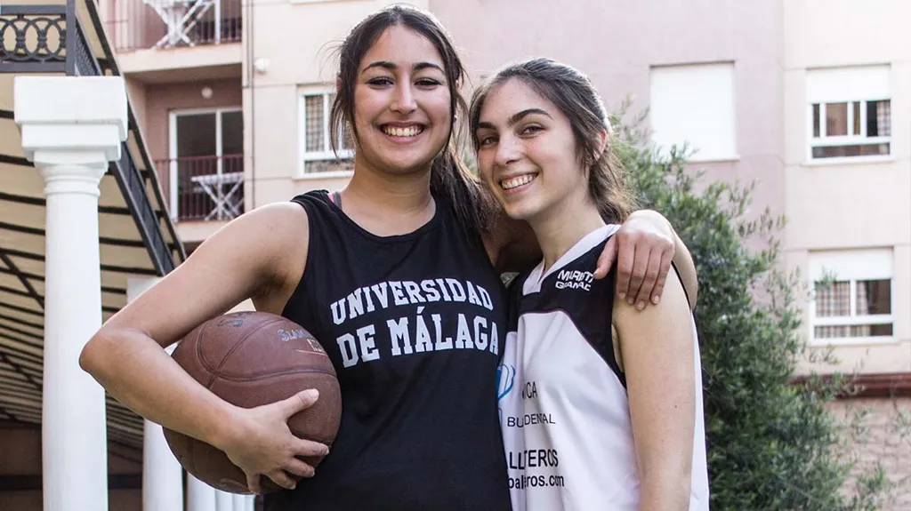 Dos residentes abrazadas con un balón de baloncesto de la Universidad de Málaga